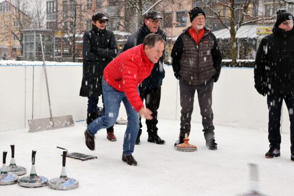 Foto: Erster Bürgermeister Florian Schneider eröffnete im Jahr 2024 die Eisfläche mit einem kleinen Turnier mit den Stockschützen. Fotocredit: Gerhard Nixdorf