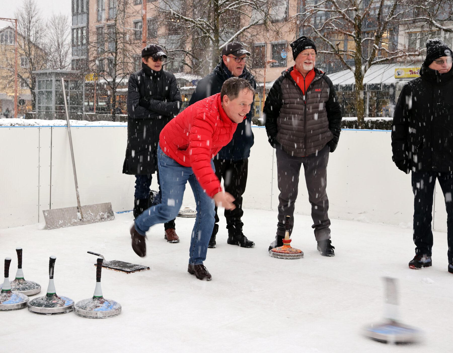 Foto: Erster Bürgermeister Florian Schneider eröffnete im Jahr 2024 die Eisfläche mit einem kleinen Turnier mit den Stockschützen. Fotocredit: Gerhard Nixdorf