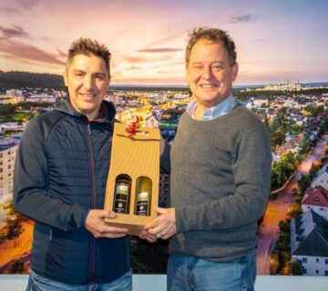 Erster Bürgermeister Florian Schneider überreicht das „Gwax“ an Vincenco Bussi im Bürgermeisterbüro. Fotocredit: Stadt Burghausen / Königseder