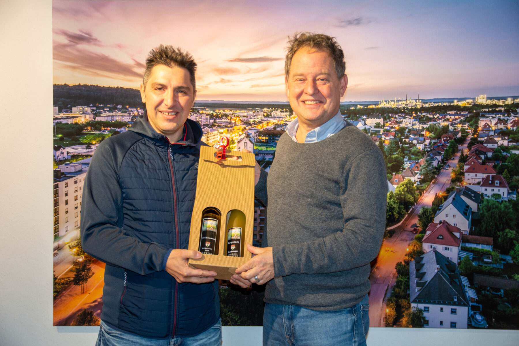 Erster Bürgermeister Florian Schneider überreicht das „Gwax“ an Vincenco Bussi im Bürgermeisterbüro. Fotocredit: Stadt Burghausen / Königseder