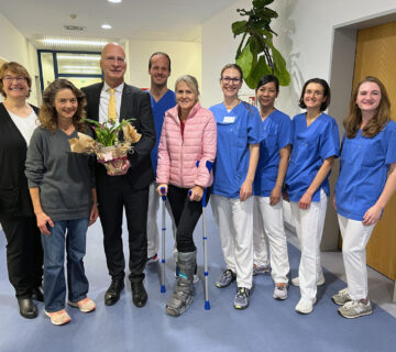 Freude über die erste Patientin im Therapiezentrum Burghausen: (v.li.) Maria Häusl (Leitung Therapiezentrum), Charlotte Wengler (Rezeptionsmitarbeiterin), Stefan Todtwalusch (Klinikleiter), Tobias Roth (Leitung Physiotherapie), Josefa Sextl (Patientin), Sarah Finsterwalder (Leitung Ergotherapie) sowie das Therapeutenteam bestehend aus Sivi Wagner, Martina Schwab, Konny Seitz. Foto: Schmitzer/InnKlinikum