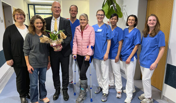 Freude über die erste Patientin im Therapiezentrum Burghausen: (v.li.) Maria Häusl (Leitung Therapiezentrum), Charlotte Wengler (Rezeptionsmitarbeiterin), Stefan Todtwalusch (Klinikleiter), Tobias Roth (Leitung Physiotherapie), Josefa Sextl (Patientin), Sarah Finsterwalder (Leitung Ergotherapie) sowie das Therapeutenteam bestehend aus Sivi Wagner, Martina Schwab, Konny Seitz. Foto: Schmitzer/InnKlinikum