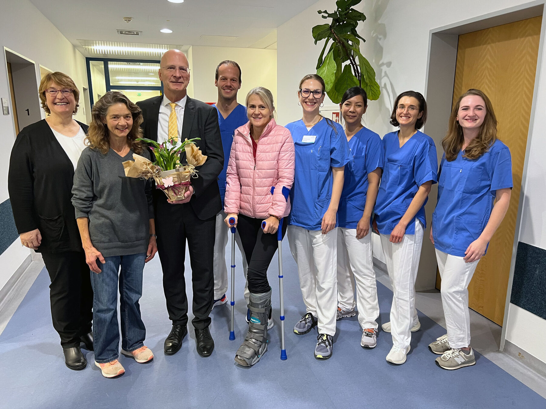 Freude über die erste Patientin im Therapiezentrum Burghausen: (v.li.) Maria Häusl (Leitung Therapiezentrum), Charlotte Wengler (Rezeptionsmitarbeiterin), Stefan Todtwalusch (Klinikleiter), Tobias Roth (Leitung Physiotherapie), Josefa Sextl (Patientin), Sarah Finsterwalder (Leitung Ergotherapie) sowie das Therapeutenteam bestehend aus Sivi Wagner, Martina Schwab, Konny Seitz. Foto: Schmitzer/InnKlinikum