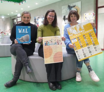 Freuen sich auf zahlreiche Vorleseaktionen in der Alt- und Neustadt: Judith Nitsch und Christine Auberger vom Haus der Familie sowie Stadtbibliotheksleiterin Christin Moll. Fotocredit: Stadt Burghausen