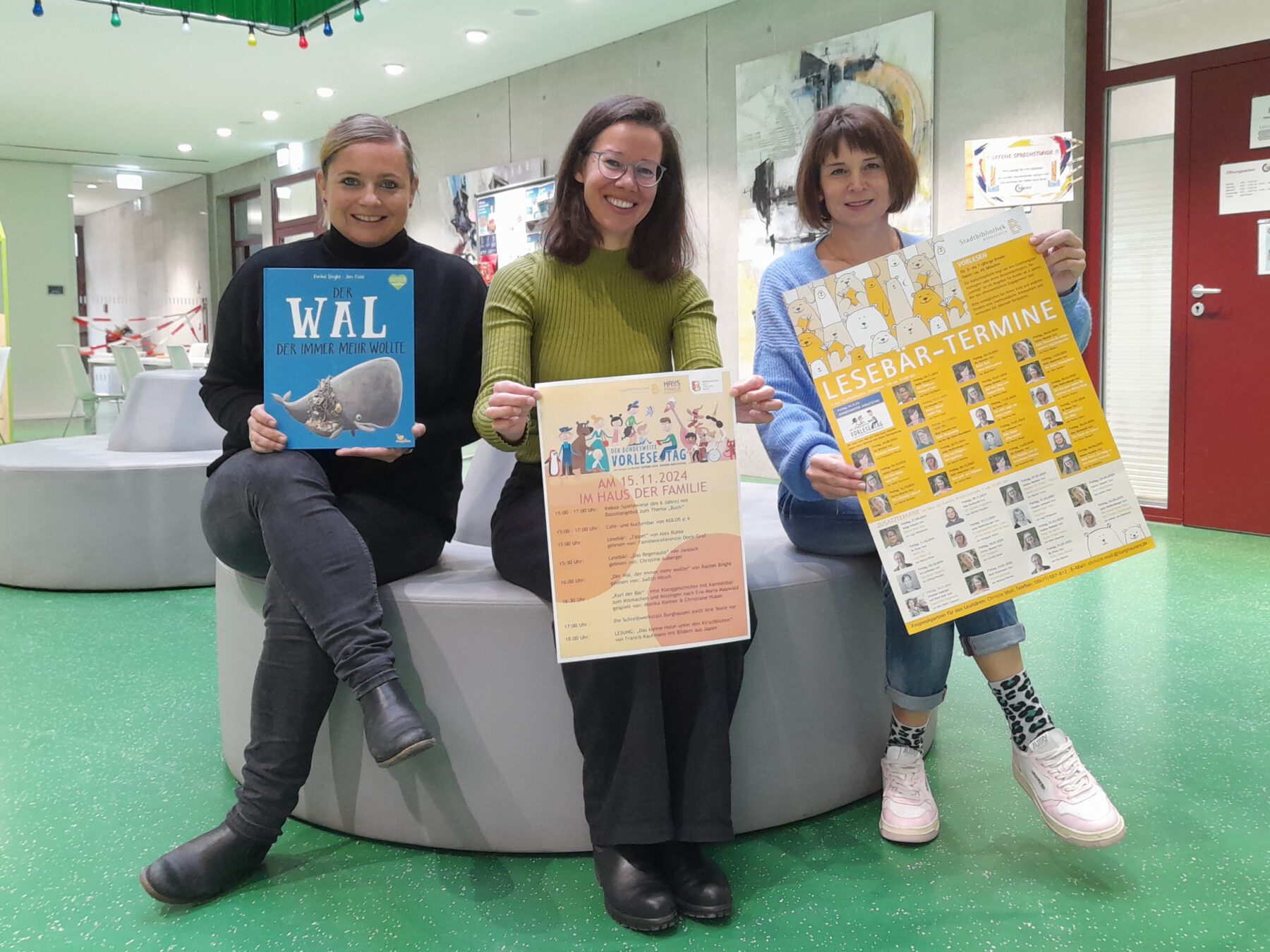 Freuen sich auf zahlreiche Vorleseaktionen in der Alt- und Neustadt: Judith Nitsch und Christine Auberger vom Haus der Familie sowie Stadtbibliotheksleiterin Christin Moll. Fotocredit: Stadt Burghausen