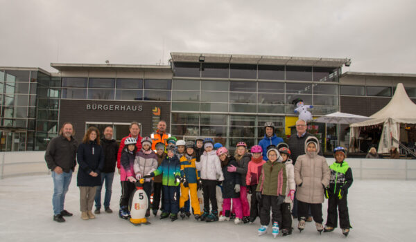 Eröffnung Eisplatz mit der 3c der Johannes Hess Schule