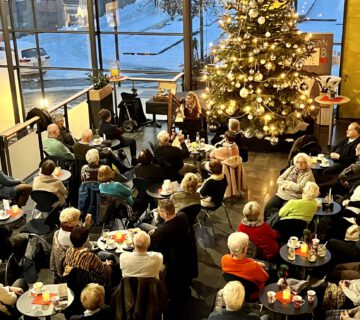 Foto: Archivbild Musik am Weihnachtsbaum mit Marion Hensel. Fotocredit: Stadt Burghausen