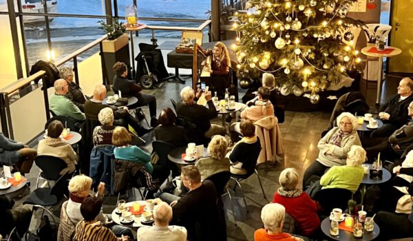 Foto: Archivbild Musik am Weihnachtsbaum mit Marion Hensel. Fotocredit: Stadt Burghausen