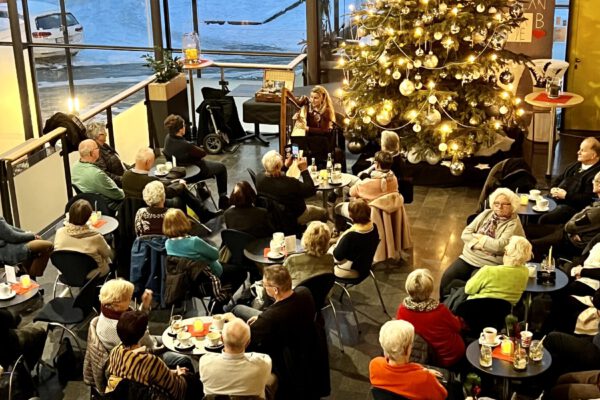 Foto: Archivbild Musik am Weihnachtsbaum mit Marion Hensel. Fotocredit: Stadt Burghausen