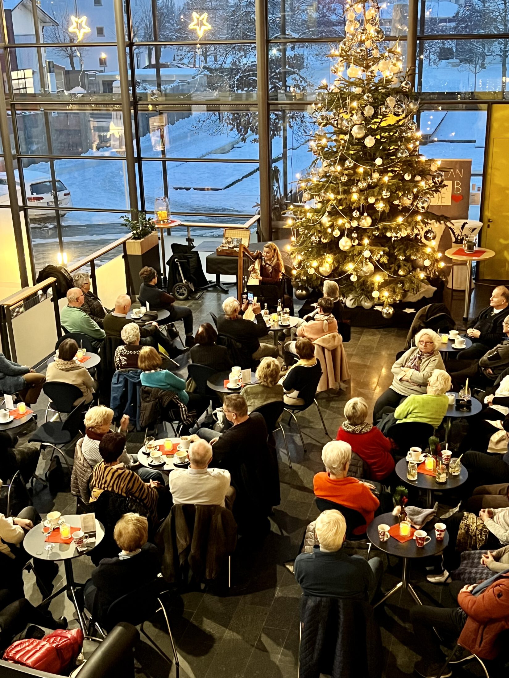 Foto: Archivbild Musik am Weihnachtsbaum mit Marion Hensel. Fotocredit: Stadt Burghausen