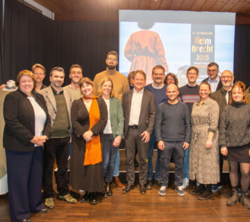 Das Team Helmbrecht mit Regisseur Moritz Katzmair, Autor Christian Lex, Projektkoordinator und Regieassistenz Dominik Gantenhammer sowie Erstem Bürgermeister Florian Schneider und vielen Ehrenamtlichen von Dokumentation über Sponsoring bis Laiendarsteller bei der Pressekonferenz. Fotocredit: Stadt Burghausen / Königseder