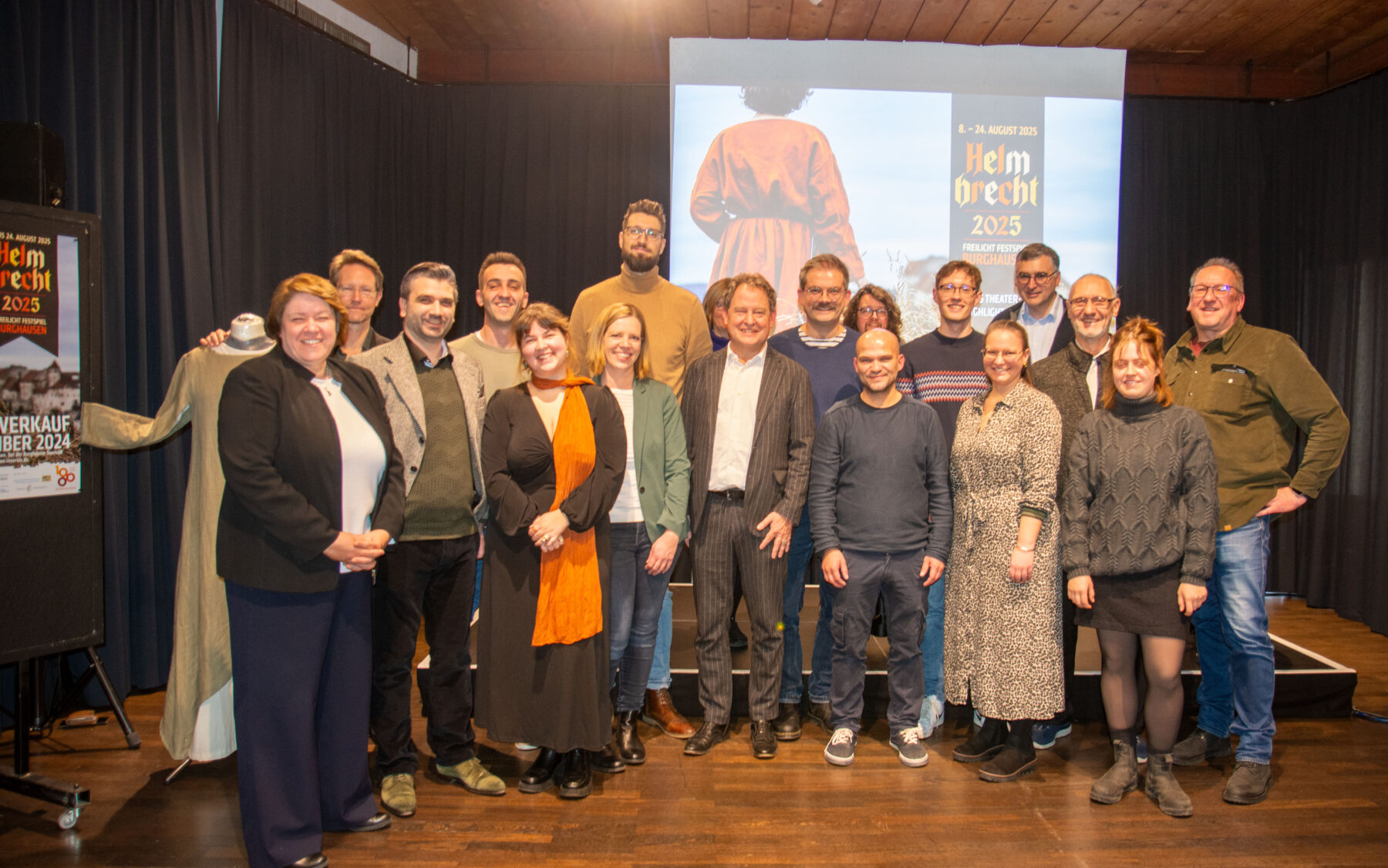 Das Team Helmbrecht mit Regisseur Moritz Katzmair, Autor Christian Lex, Projektkoordinator und Regieassistenz Dominik Gantenhammer sowie Erstem Bürgermeister Florian Schneider und vielen Ehrenamtlichen von Dokumentation über Sponsoring bis Laiendarsteller bei der Pressekonferenz. Fotocredit: Stadt Burghausen / Königseder