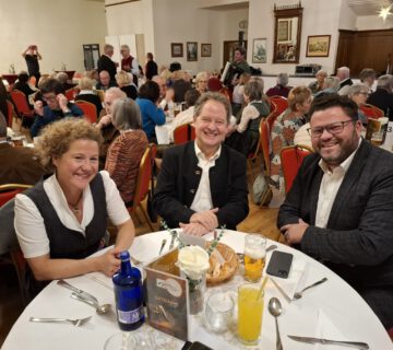 Im voll besetzten Saal des Hotels „Drei Schwanen“: Sabina Schneider, Florian Schneider, Lars Kluge. Fotocredit: Städtepartnerschaftsverein