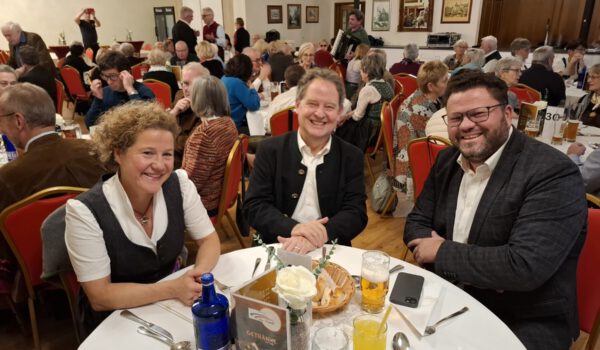 Im voll besetzten Saal des Hotels „Drei Schwanen“: Sabina Schneider, Florian Schneider, Lars Kluge. Fotocredit: Städtepartnerschaftsverein