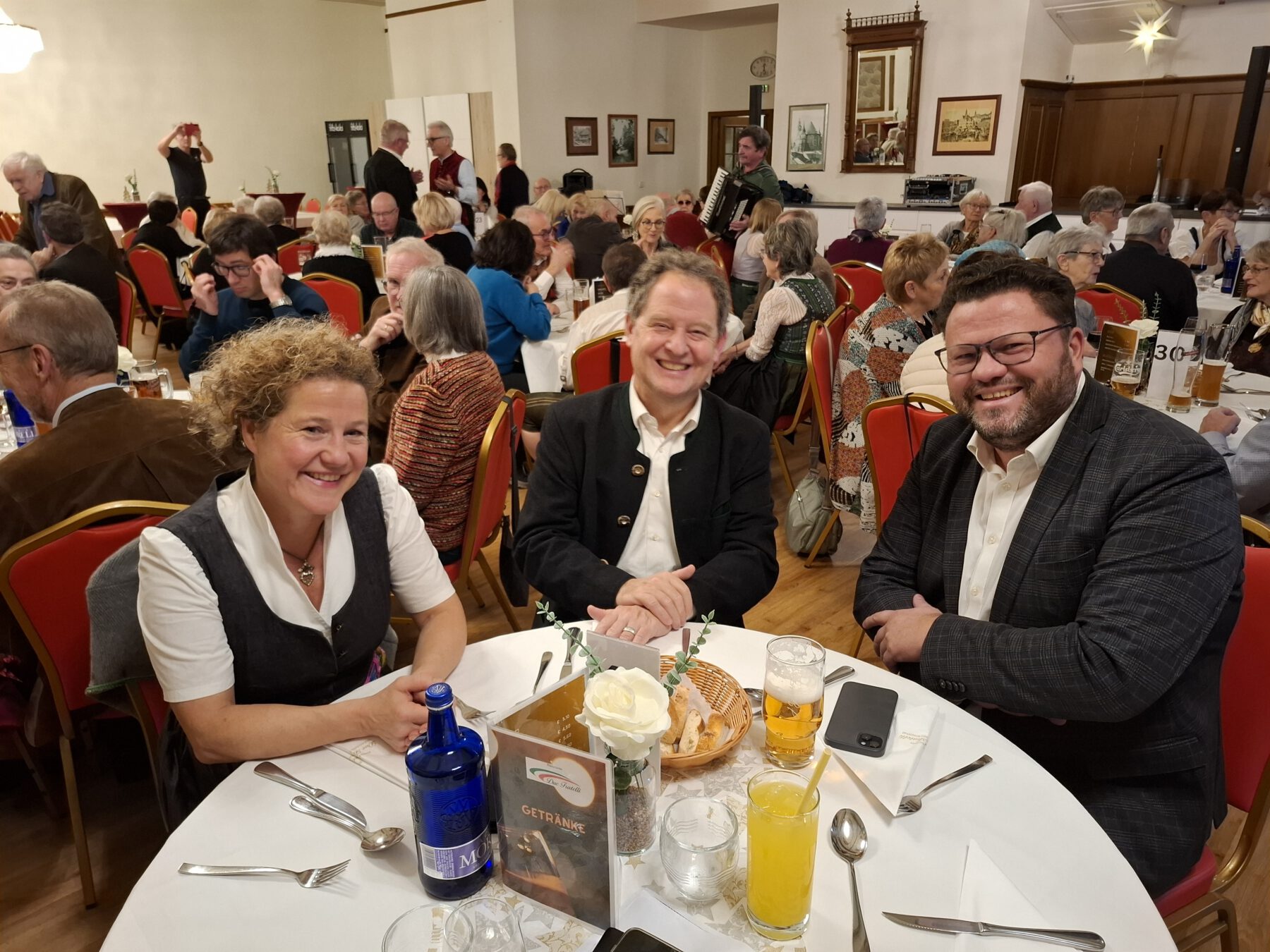 Im voll besetzten Saal des Hotels „Drei Schwanen“: Sabina Schneider, Florian Schneider, Lars Kluge. Fotocredit: Städtepartnerschaftsverein