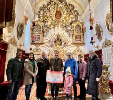 Freuten sich über das vorweihnachtliche Treffen und das gute Miteinander: Die Mitglieder des Pfarrgemeinderats (v.l.) Hans Reichl, Monika Hügel, August Proßegger mit Erstem Bürgermeister Floriani Schneider, Elisabeth Seidlmann, Lea Mathilda, Gertraud Hofinger und Stefanie Duschl. Foto: Stadt Burghausen / Königseder