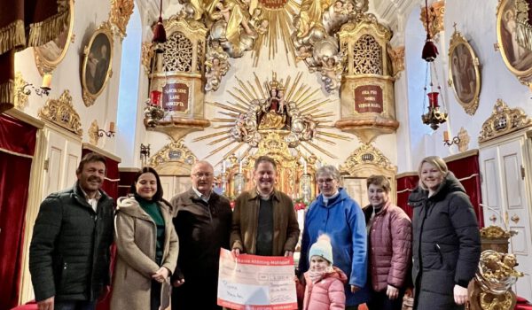 Freuten sich über das vorweihnachtliche Treffen und das gute Miteinander: Die Mitglieder des Pfarrgemeinderats (v.l.) Hans Reichl, Monika Hügel, August Proßegger mit Erstem Bürgermeister Floriani Schneider, Elisabeth Seidlmann, Lea Mathilda, Gertraud Hofinger und Stefanie Duschl. Foto: Stadt Burghausen / Königseder