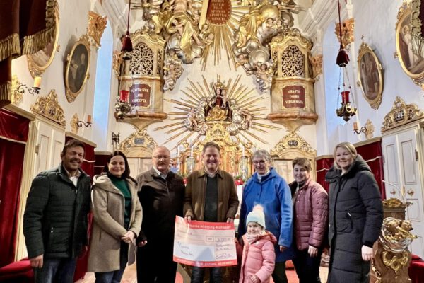 Freuten sich über das vorweihnachtliche Treffen und das gute Miteinander: Die Mitglieder des Pfarrgemeinderats (v.l.) Hans Reichl, Monika Hügel, August Proßegger mit Erstem Bürgermeister Floriani Schneider, Elisabeth Seidlmann, Lea Mathilda, Gertraud Hofinger und Stefanie Duschl. Foto: Stadt Burghausen / Königseder