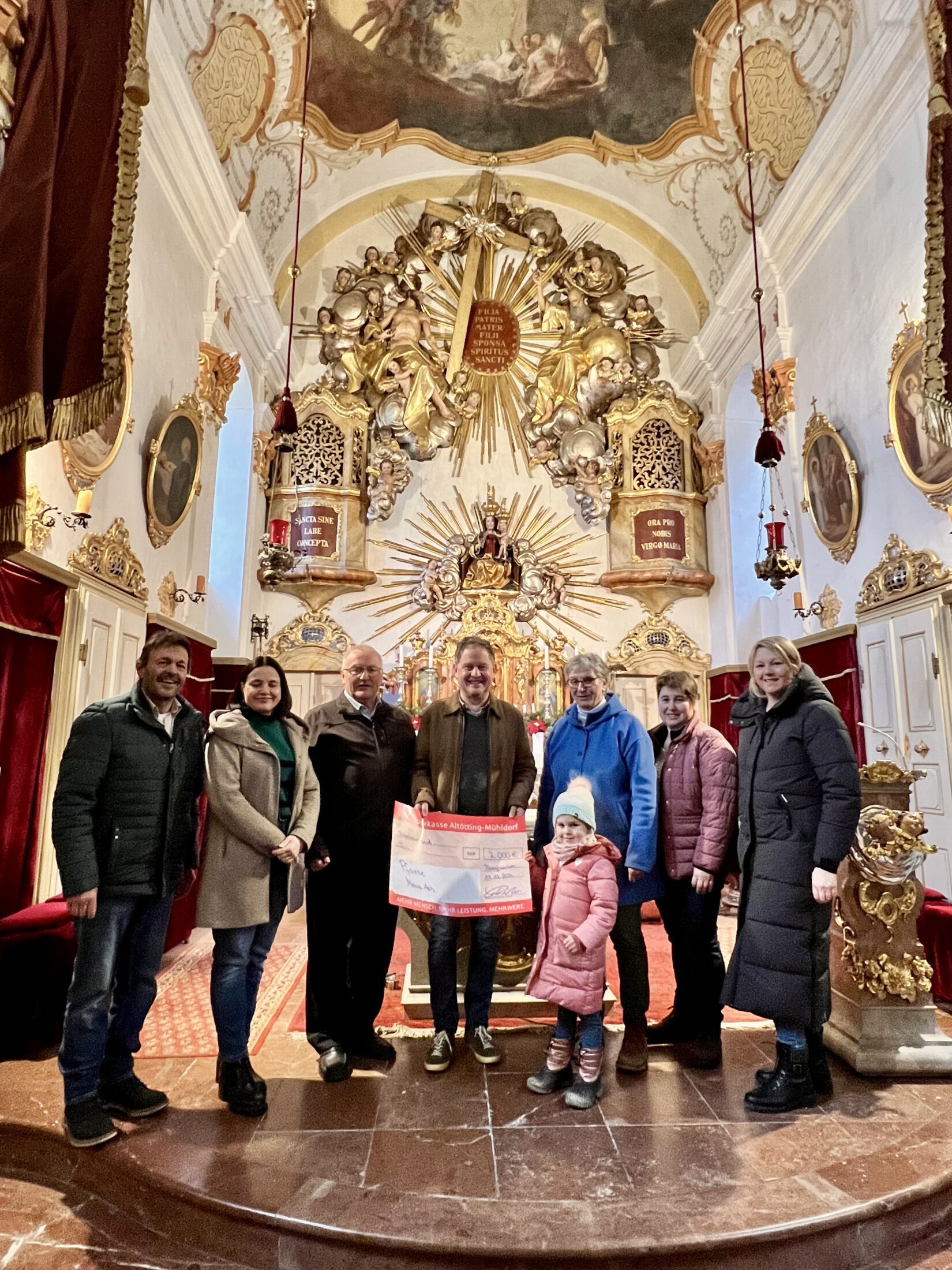 Freuten sich über das vorweihnachtliche Treffen und das gute Miteinander: Die Mitglieder des Pfarrgemeinderats (v.l.) Hans Reichl, Monika Hügel, August Proßegger mit Erstem Bürgermeister Floriani Schneider, Elisabeth Seidlmann, Lea Mathilda, Gertraud Hofinger und Stefanie Duschl. Foto: Stadt Burghausen / Königseder