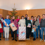 Alle Akteure kommen Jahr für Jahr zusammen und nehmen für ihre Einrichtung die Geschenke entgegen. Erster Bürgermeister Florian Schneider, Magdalena Weber als Leiterin des Bürgerhauses, Christin Moll als Leiterin der Stadtbibliothek und Lissi Rummert als Leiterin des Sozialamtes waren von Seiten der Stadt dabei und übergaben die 194 Geschenke. Foto: Stadt Burghausen / Königseder