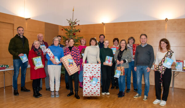 Alle Akteure kommen Jahr für Jahr zusammen und nehmen für ihre Einrichtung die Geschenke entgegen. Erster Bürgermeister Florian Schneider, Magdalena Weber als Leiterin des Bürgerhauses, Christin Moll als Leiterin der Stadtbibliothek und Lissi Rummert als Leiterin des Sozialamtes waren von Seiten der Stadt dabei und übergaben die 194 Geschenke. Foto: Stadt Burghausen / Königseder