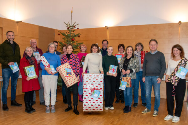 Alle Akteure kommen Jahr für Jahr zusammen und nehmen für ihre Einrichtung die Geschenke entgegen. Erster Bürgermeister Florian Schneider, Magdalena Weber als Leiterin des Bürgerhauses, Christin Moll als Leiterin der Stadtbibliothek und Lissi Rummert als Leiterin des Sozialamtes waren von Seiten der Stadt dabei und übergaben die 194 Geschenke. Foto: Stadt Burghausen / Königseder